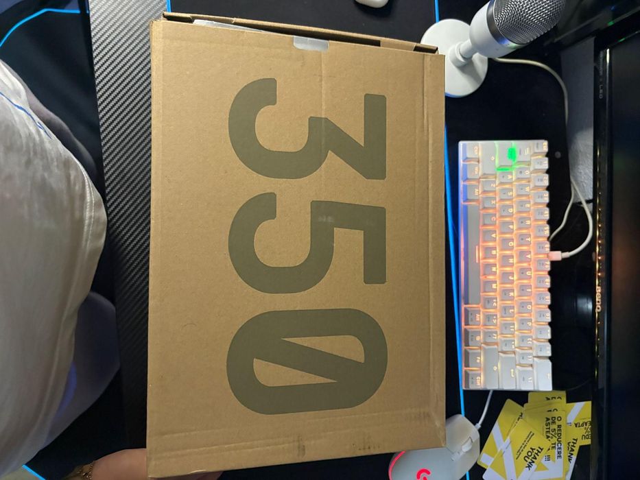 pereche de adidasi yeezy boost