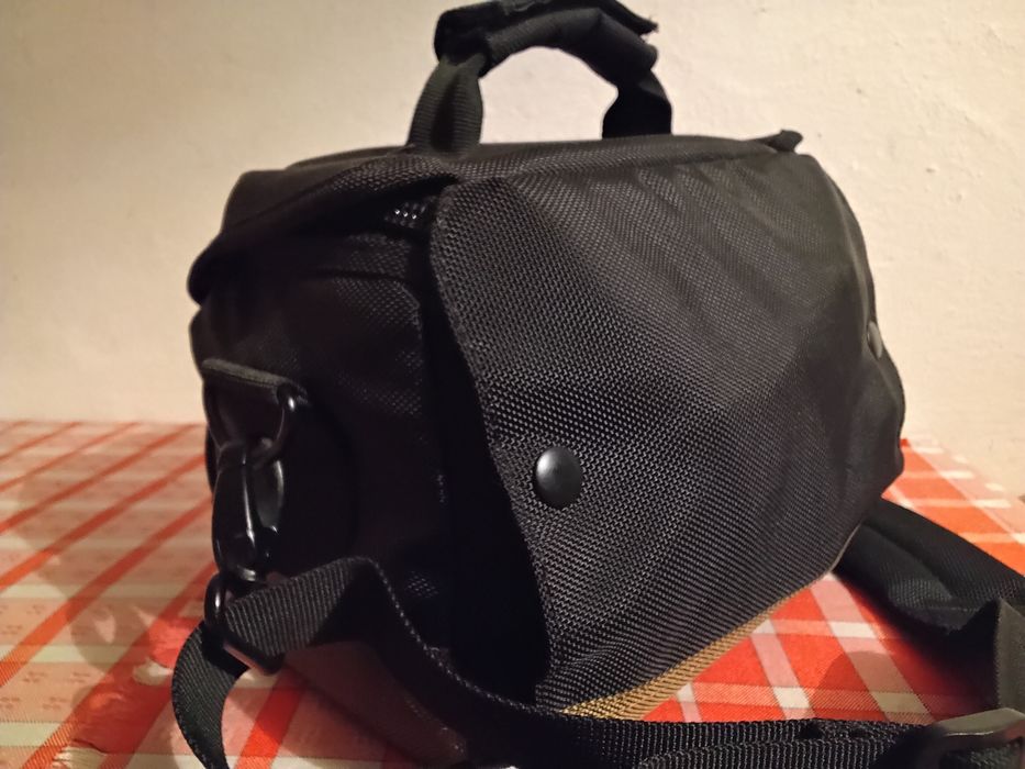 Продам сумку для фотоаппарата.