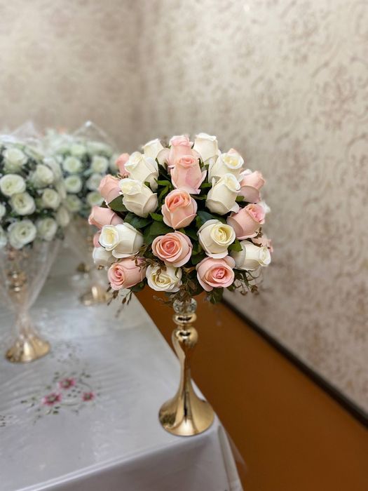 Suniy gullar shohona stol uchun