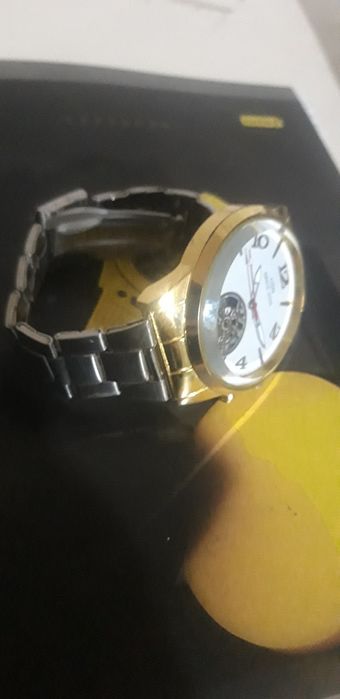 Qimatbaxo soat tila va kumush rangli