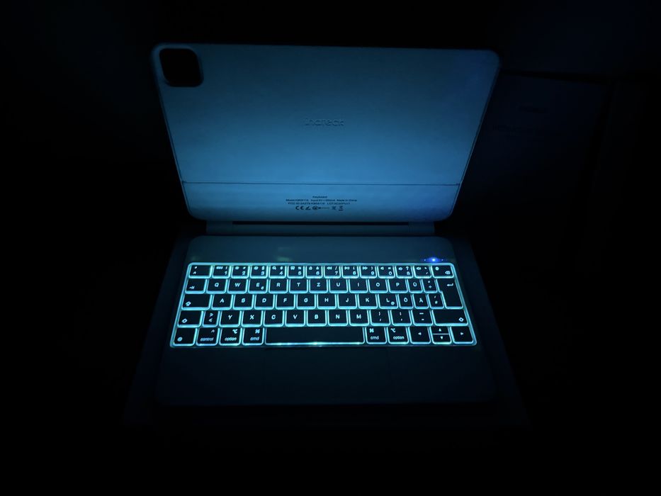 Husă cu tastatură pentru iPad nouă!