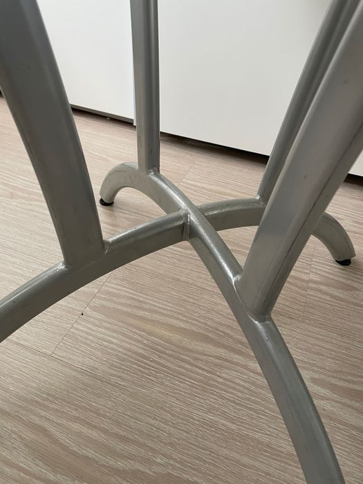 Кръгла маса с метална стойка