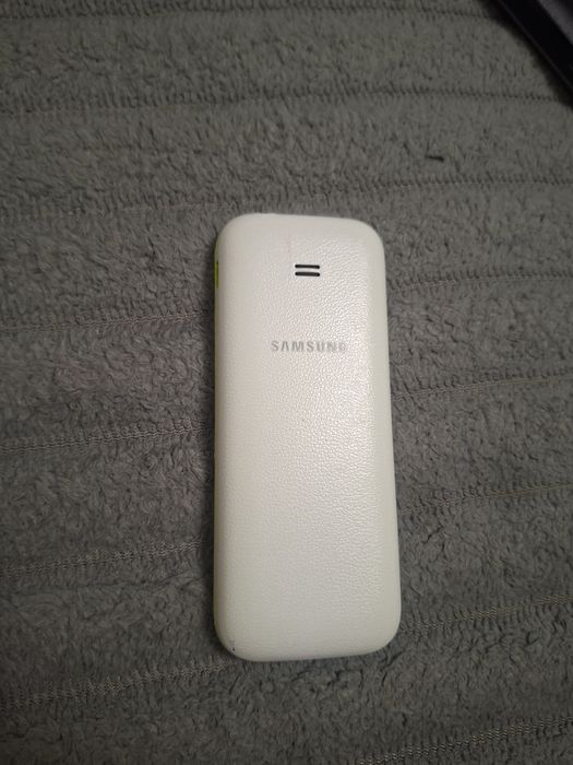 Кнопочный телефон Samsung