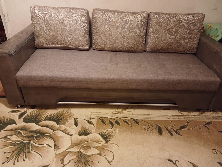 Продам диван 10 000.