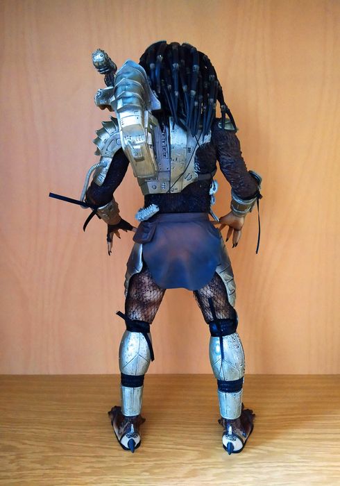 Екшън фигури NECA 1/4 Jungle & City Hunter Predator LED
