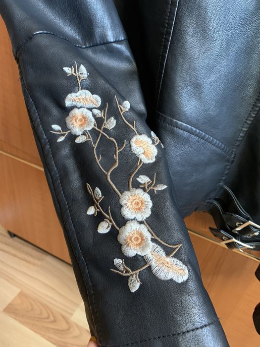 Geaca q/s S neagra cu broderie imitatie piele