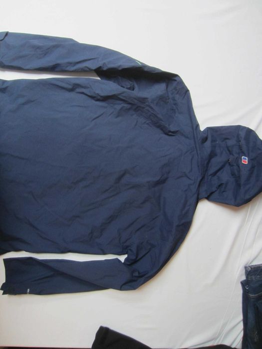 Geaca foaie shell Berghaus, masura L, protectie ploaie/vant, membrana poliamida, gluga, noua cu eticheta de carton,Thailanda