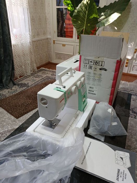 Швейная машинка JANOME