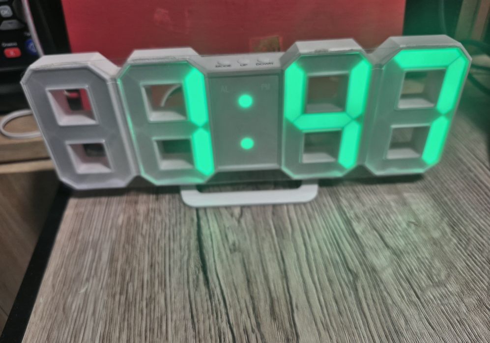 Часы настольные -настенные.