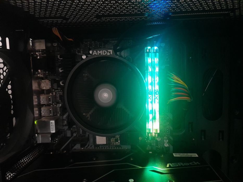 гейминг компютър\ryzen5 3600x\corsair\700wrgb\16ram\samsung1\gigabyte