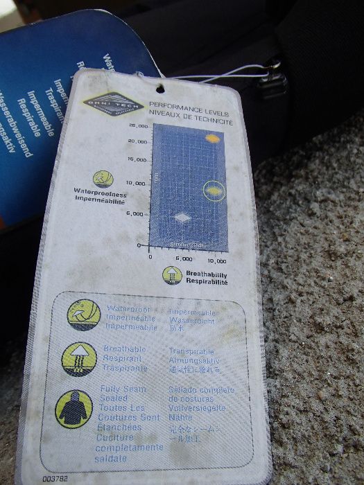 Продавам нов малък черен зимен панталон със странични ципове Columbia