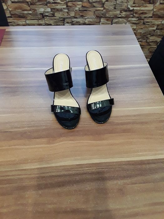 Продавам чисто нови сандали