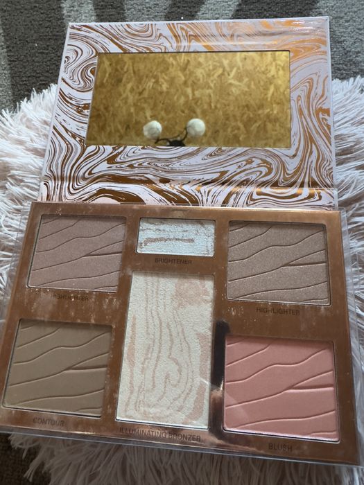 Палитри и четки за грим