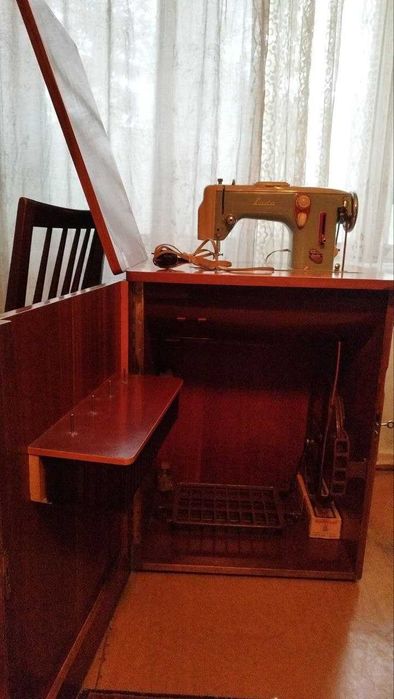 Швейная ножная машинка "LADA".Чехия.В тумбе.Своя из первых рук!