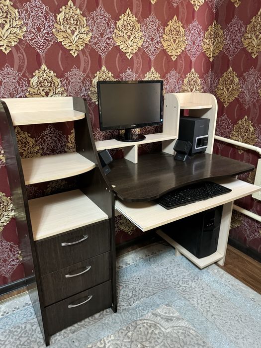 Продам б/у компютерный стол состочние хорошее