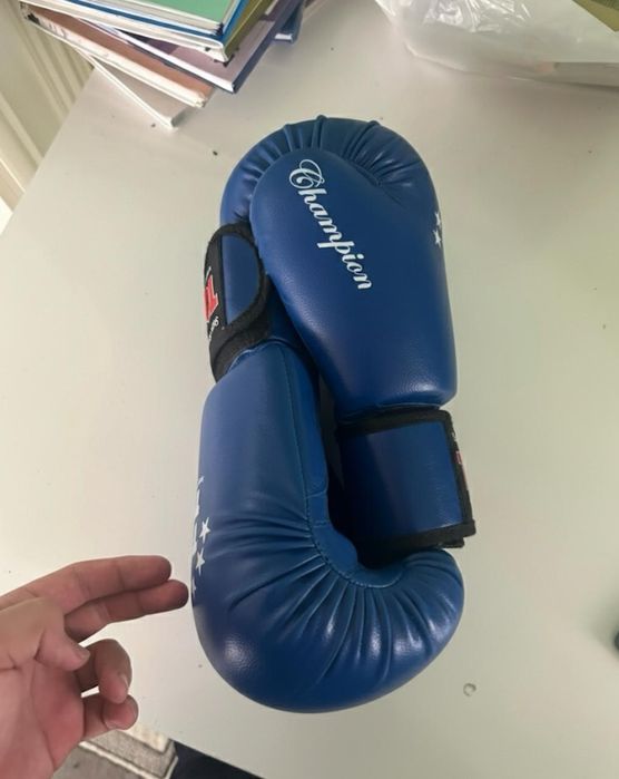 Продаётся  боксерныи перчатки.бу