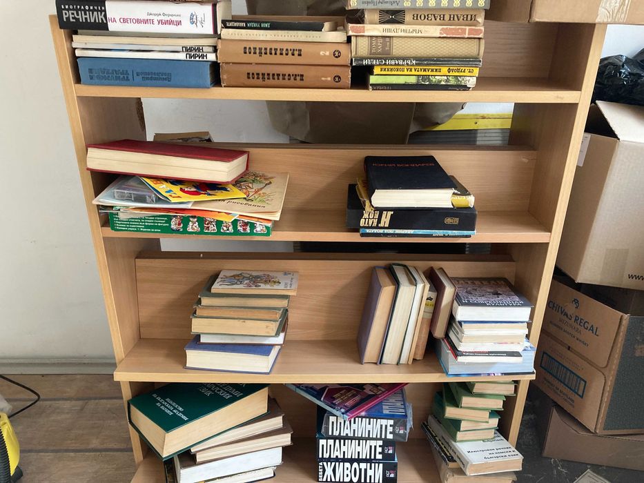 Оборудване за книжарница, магазин, пирамиди, метални стелажи-различни.