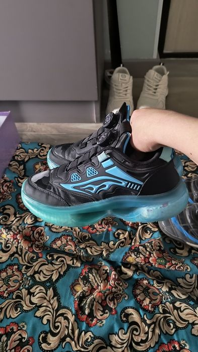 Кроссовки и тапочки