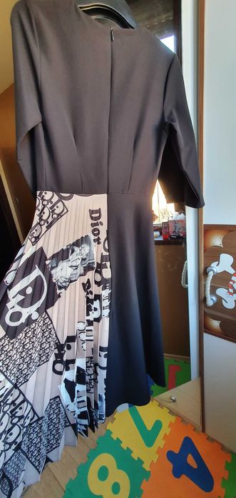 Рокля с принт и плисета нова с етикет