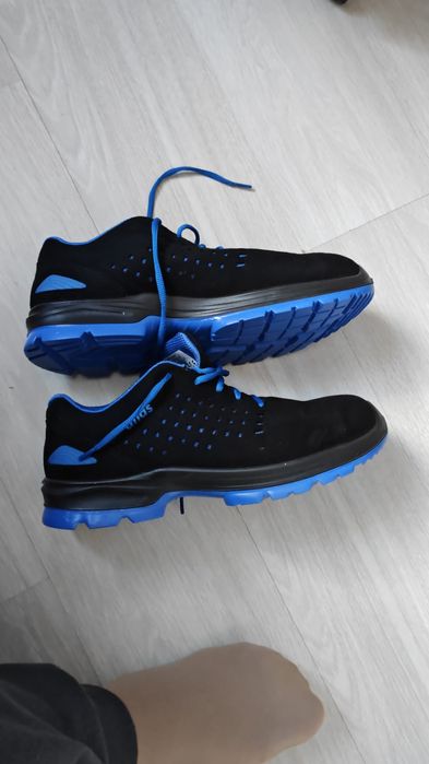 Рабочи кроссовки на шнурках.С металлическими пластинами в носках.