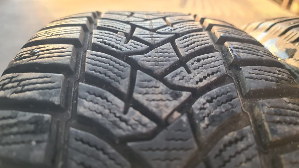 215 60 16 Dunlop  4 anvelope iarna ca noi 7 mm