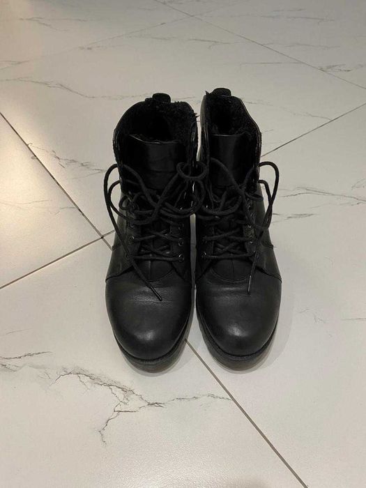 Продам женские ботинки