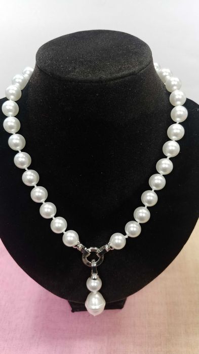 Огрлици многоцветни и бяло естествени перли майорка.