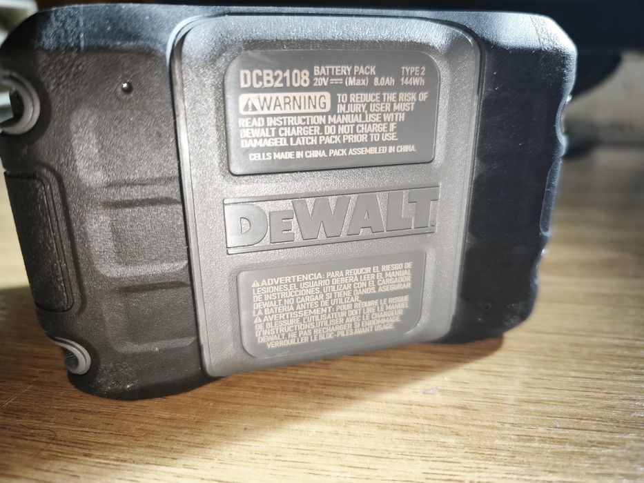 Батарея DeWalt 8Ah и 4Ah powerpack tabless