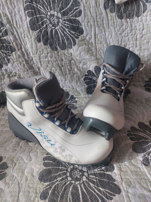 Продам лыжные ботинки