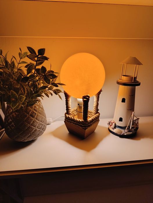 Veioza fabricata din coaja de ou de Struț