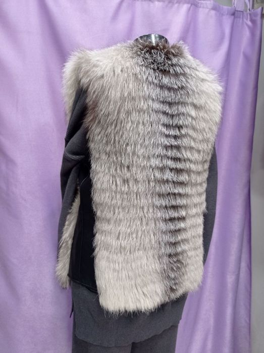 Шуба из натурального меха лиса с кожанными рукавами