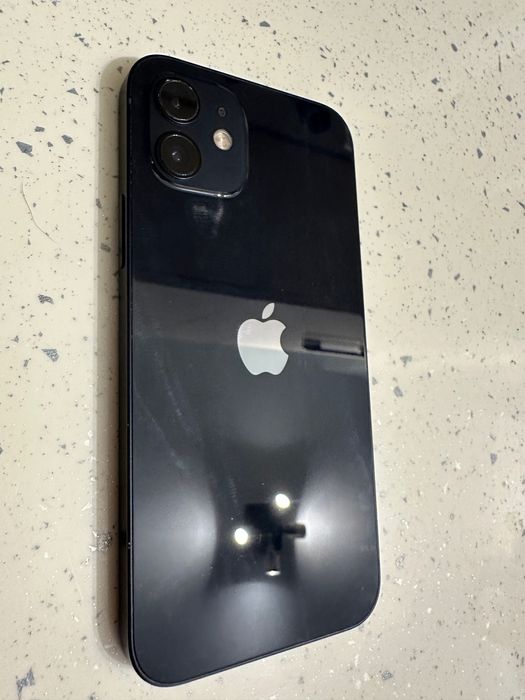 Продавам iphone 12 128GB
