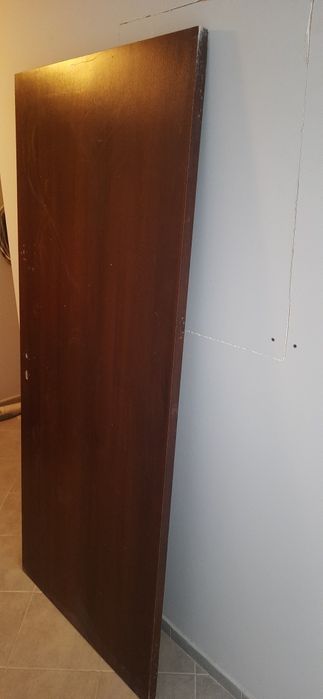 Продава се входна дървена врата 49 лев.