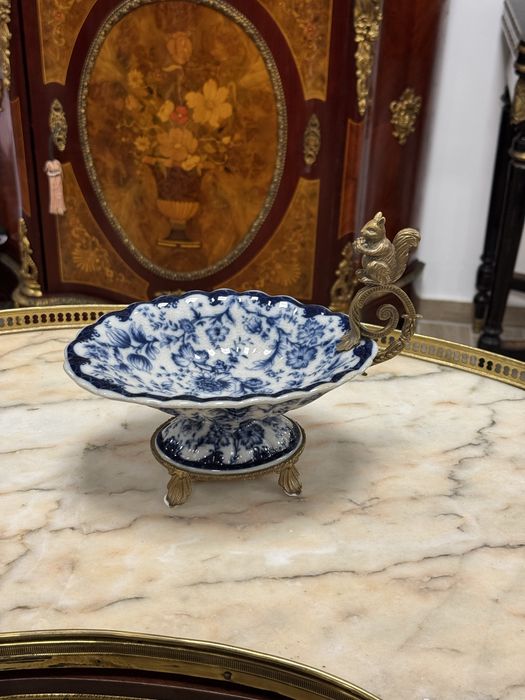 Bomboniera deosebita din portelan si elemente bronz