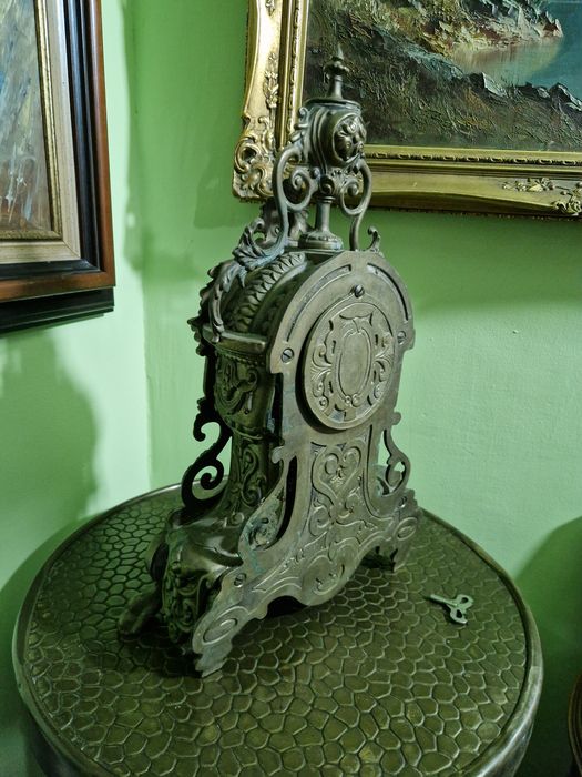 Прекрасен антикварен бронзов каминен часовник