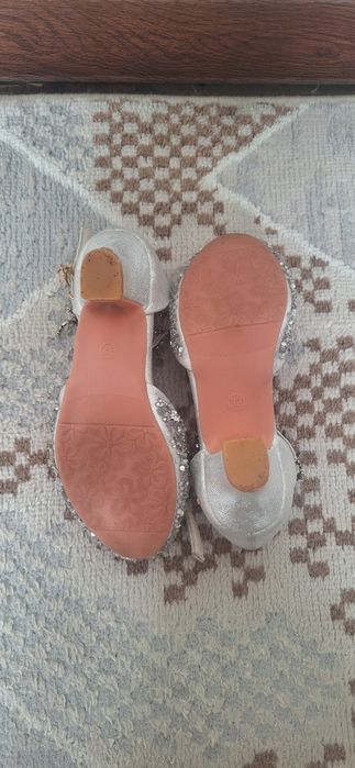 Продам нарядные туфли на девочку