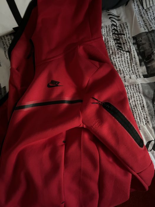 Nike tech rosu(nu se mai gaseste in magazine)