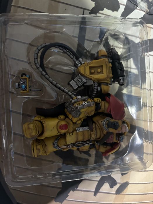 Figurina Warhammer ,,Imperial Fists Third Captain Tor Garadon"