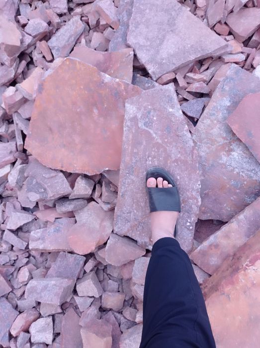 Красный рваный камень