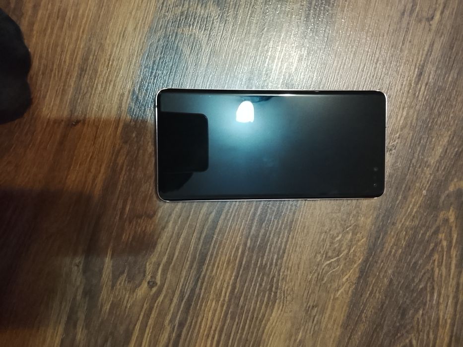 Samsung S 10 5 giga RAM se aprinde în pixeli răspunde la comenzi dar imaginea este pixelată prețul 350 lei