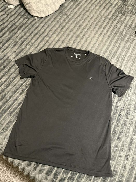 Тениски на Calvin Klein