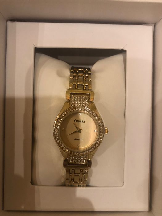 Дамски стилен златен часовник с инкрустация с марката Omaki