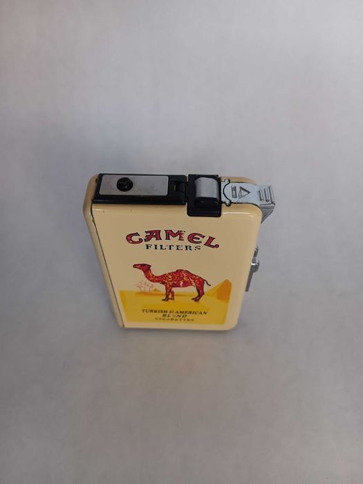 Tabachera cu bricheta Camel,veche, de colectie, perioada comunista RSR