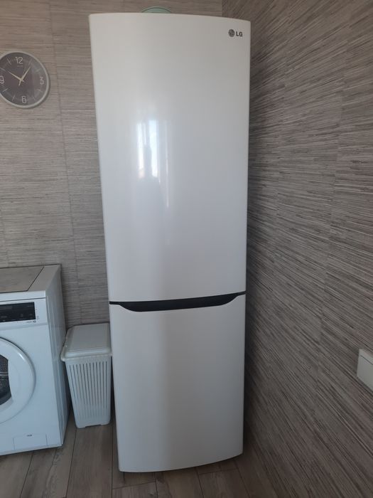 Продам Холодильник LG
