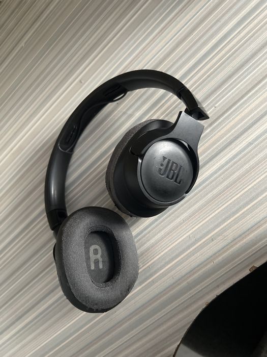 черные наушники JBL