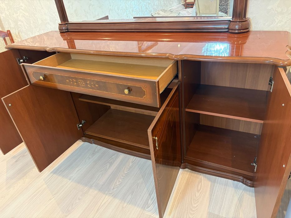 Продам сервант комод с зеркалом для зала