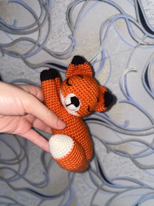 Вязаные игрушки, спящая лисичка