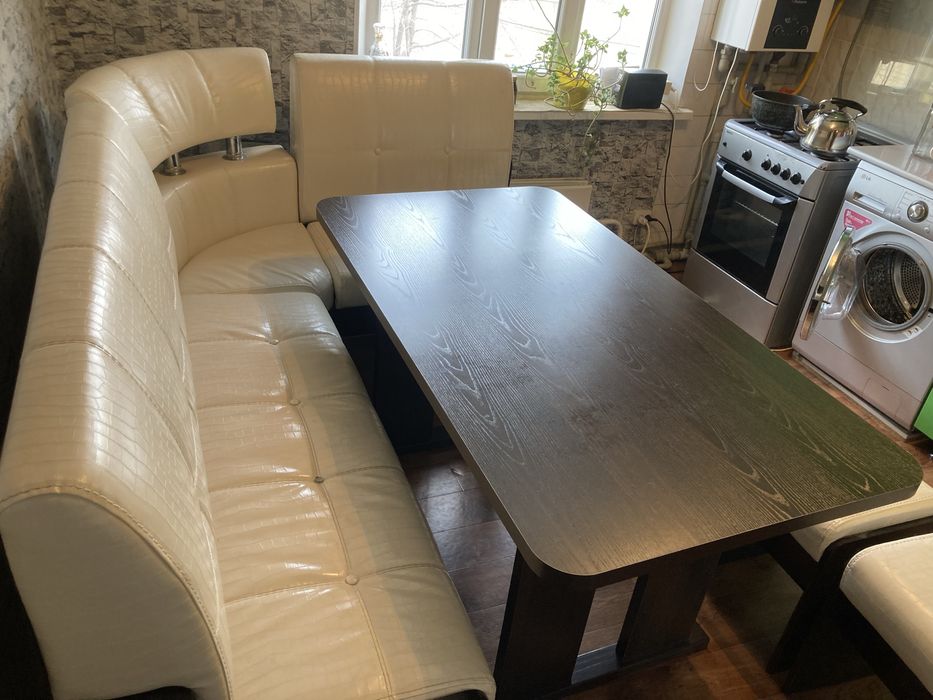 Стол со стульями