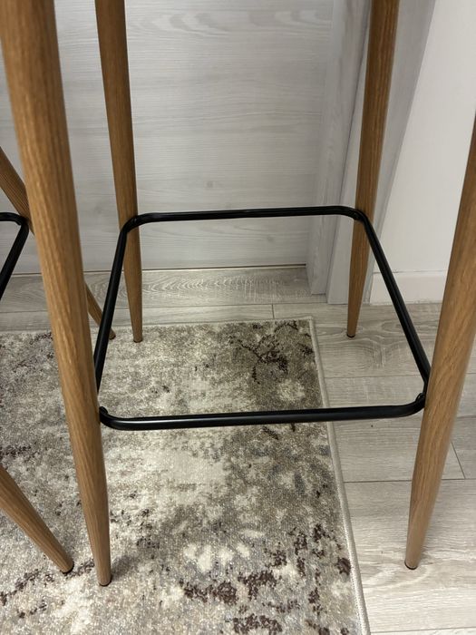 Doua scaune  bar Jysk, negru/ stejar natur, imitatie piele