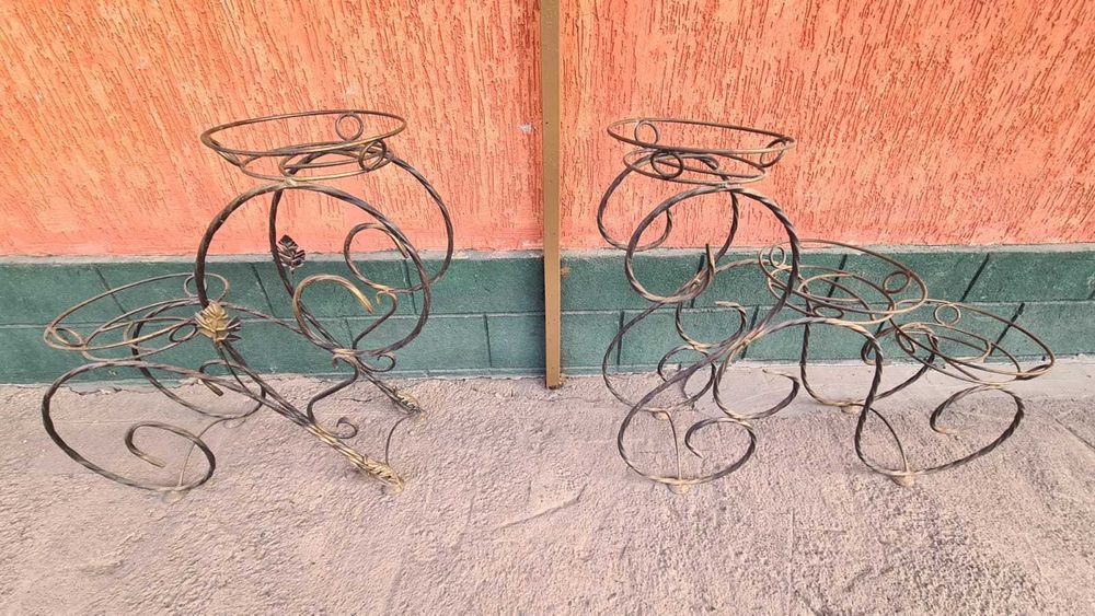 Кованая подставка для цветов